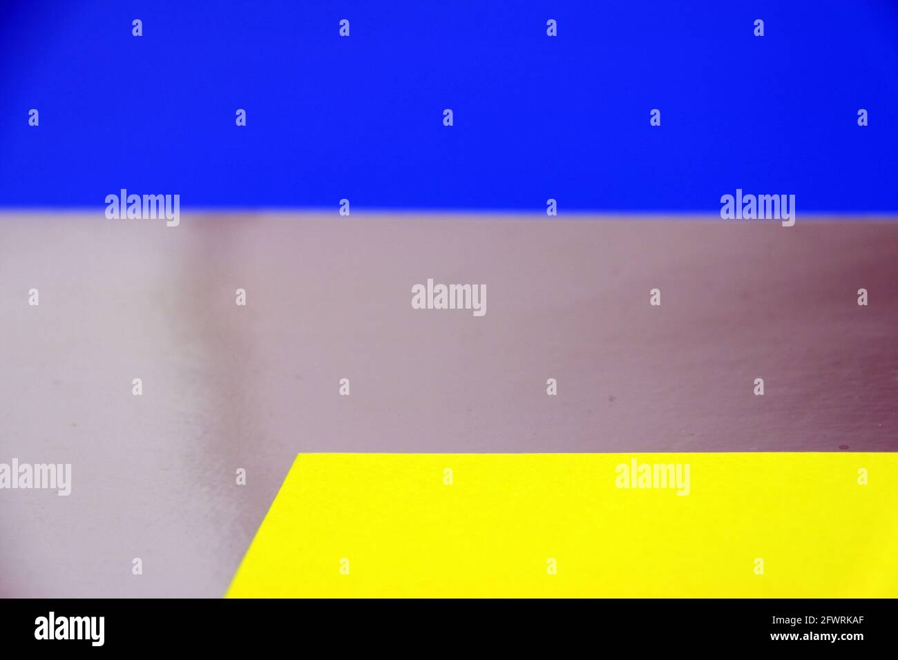 Arrière-plan de couleur teinte forte - papier argent brillant, avec l'ajout d'autres couleurs pourpre, bleu et jaune Banque D'Images