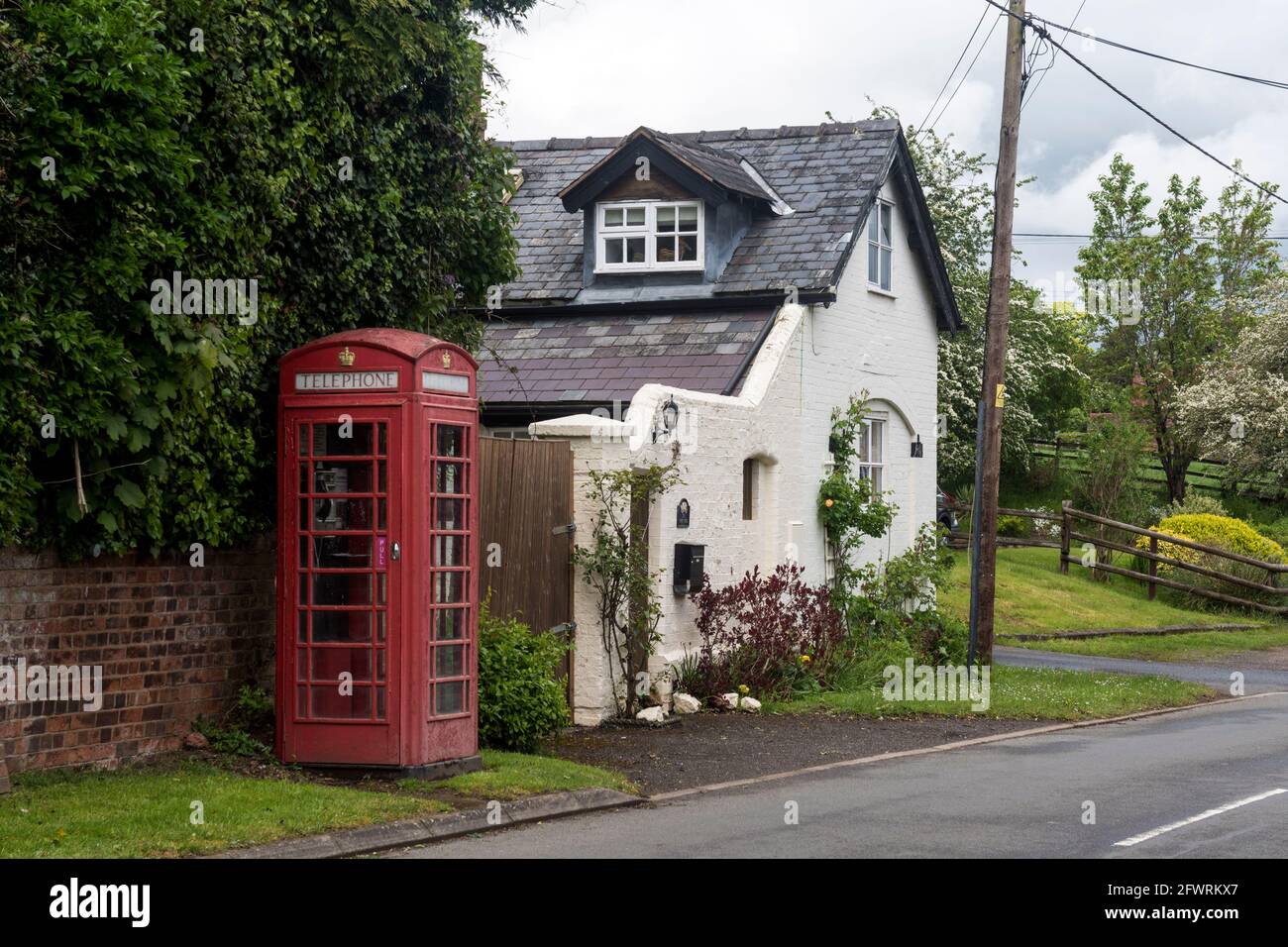 Boîte téléphonique et chalet dans le village de Wolverton, Warwickshire, Angleterre, Royaume-Uni Banque D'Images