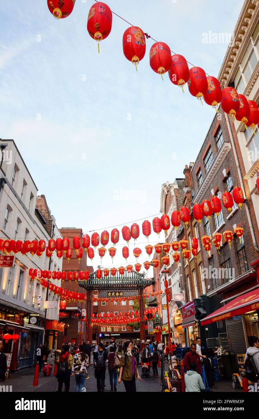 Londres, United Kingdoms, 11 septembre 2019 : des guirlandes de lanternes chinoises rouges s'étirent dans les rues de China Town. Banque D'Images