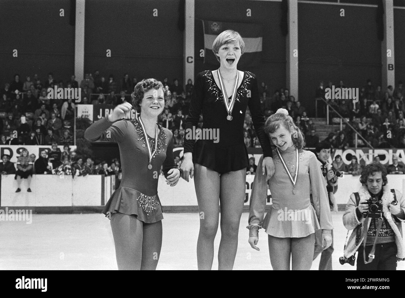 Championnats néerlandais de patinage artistique; Sophia (l) et Anne Marie Verlaan respectivement deuxième et première. Rudina Pasveer (à droite) a terminé troisième, le 15 janvier 1977, patinage artistique, patinage artistique, Pays-Bas, Agence de presse du XXe siècle photo, nouvelles à retenir, documentaire, photographie historique 1945-1990, histoires visuelles, L'histoire humaine du XXe siècle, immortaliser des moments dans le temps Banque D'Images
