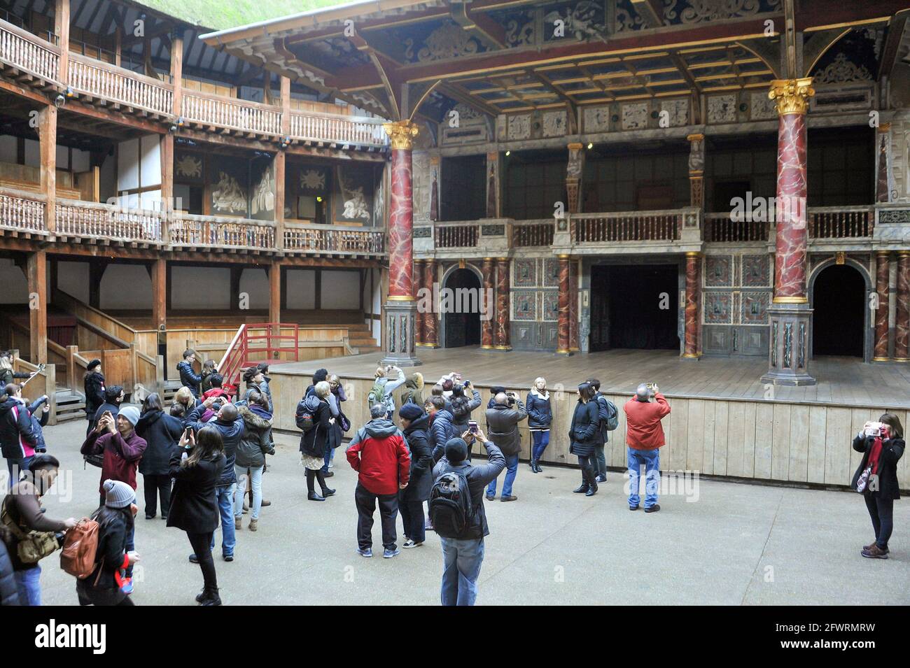 Londres, Royaume-Uni, 28 décembre 2016 : visite guidée du Globe Theatre, qui n'a pas de représentations théâtrales en hiver. Banque D'Images