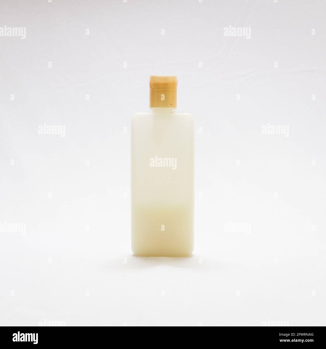 hydratant esthétique de couleur crème dans un flacon en plastique translucide isolé sur fond blanc Banque D'Images