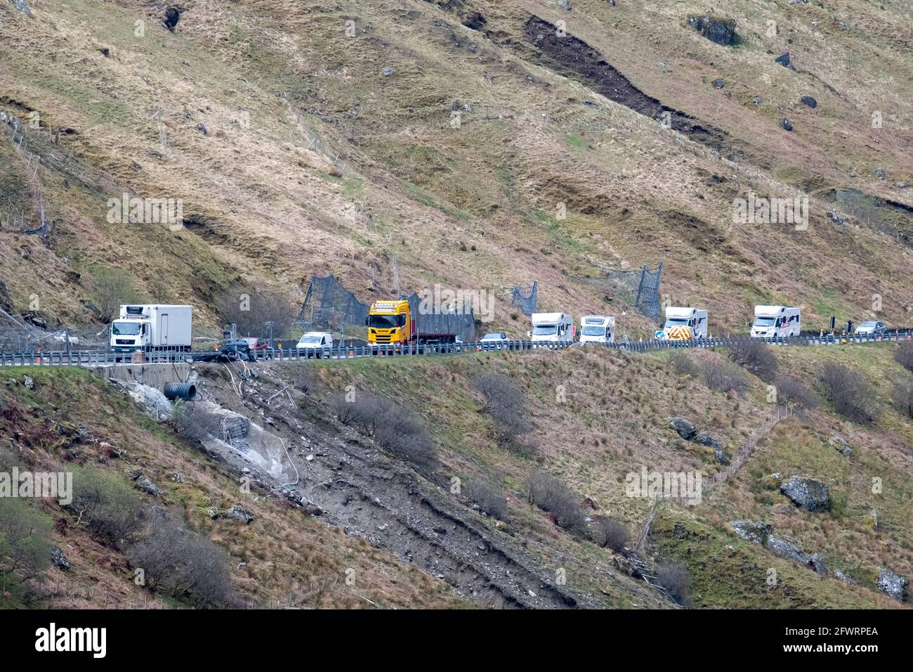 Trafic passant par le contrôle de la circulation sur l'A83 au reste et être reconnaissant, Argyll, Ecosse. La route est en réparation en raison de glissements de terrain. Banque D'Images