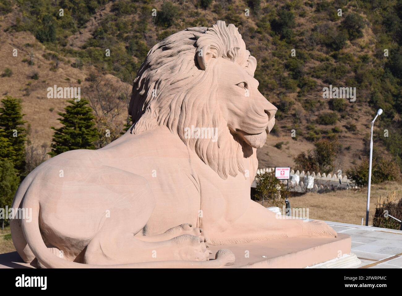 « Les statues des grands hommes sont faites de pierres qui leur sont jetées au cours de leur vie. »  Jean Cocteau Banque D'Images