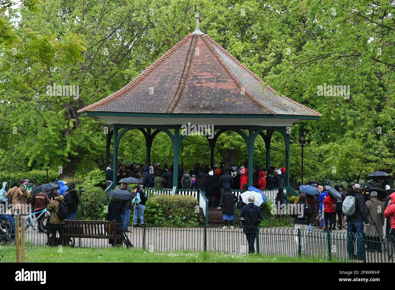 Les gens se sont rassemblés à une vigile pour l'activiste de droits égaux Sasha Johnson au kiosque à Ruskin Park, Camberwell, au sud de Londres. La mère de trois enfants demeure dans un état critique à l'hôpital King's College (KCH) après qu'elle ait été abatée dans la tête à l'extérieur d'une fête à Peckham durant les premières heures de dimanche. Date de la photo: Lundi 24 mai 2021. Banque D'Images