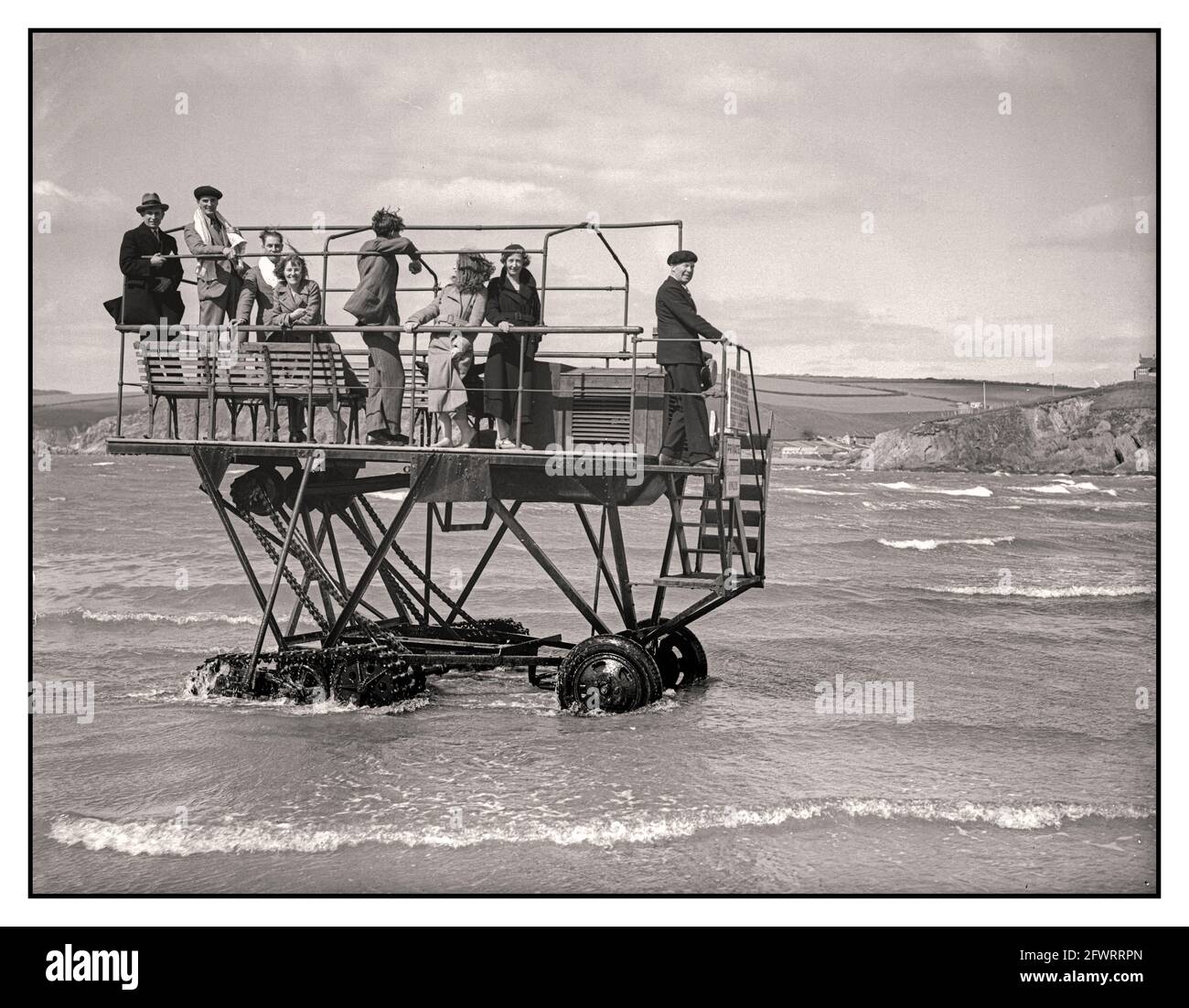 Transport en ferry mécanisé sur la côte des années 1930 UN ferry caterpillar équipé d'un moteur de 24 chevaux emmène les vacanciers du continent à Bigbury, dans le Devon, à Burgh Island, à 400 mètres. Banque D'Images