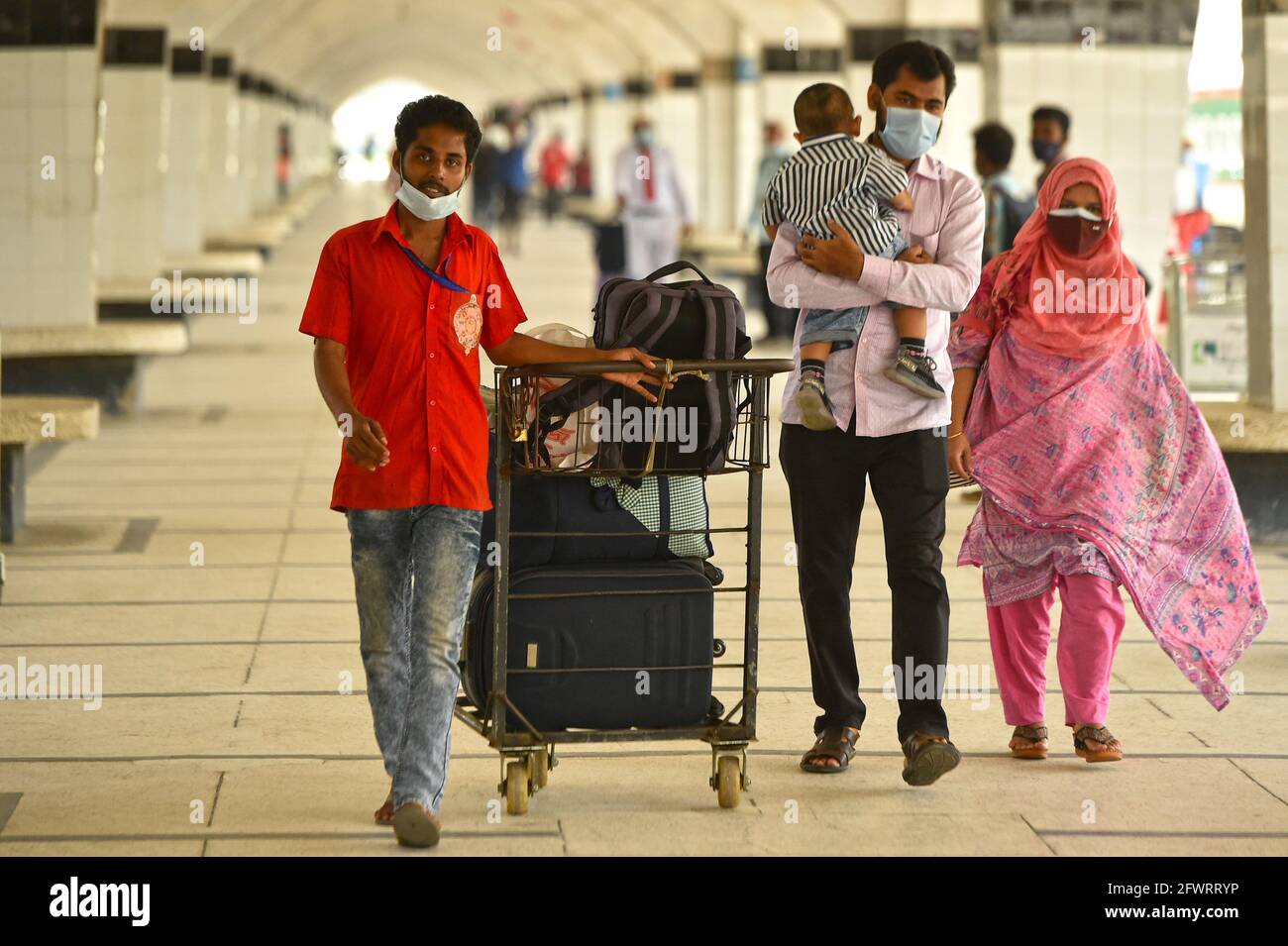 Dhaka. 24 mai 2021. Des passagers sont vus à une gare de Dhaka, au Bangladesh, le 24 mai 2021. Après une suspension de près de sept semaines dans le cadre du confinement de la COVID-19, les services d'autobus, de train et de ferry sur de longues routes au Bangladesh ont repris leurs activités lundi, alors que le gouvernement a assoupli les restrictions en cas de pandémie. Credit: Xinhua/Alay Live News Banque D'Images