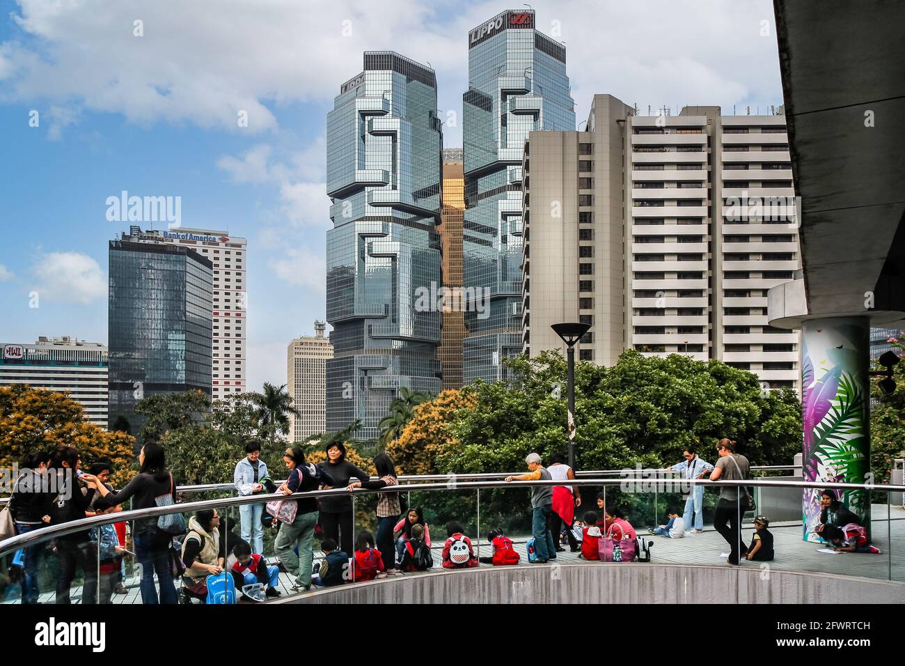 Les enfants des écoles chinoises se rassemblent sur une passerelle surélevée en face de Le Lippo Centre à Hong Kong le 21 mars 2012 Banque D'Images