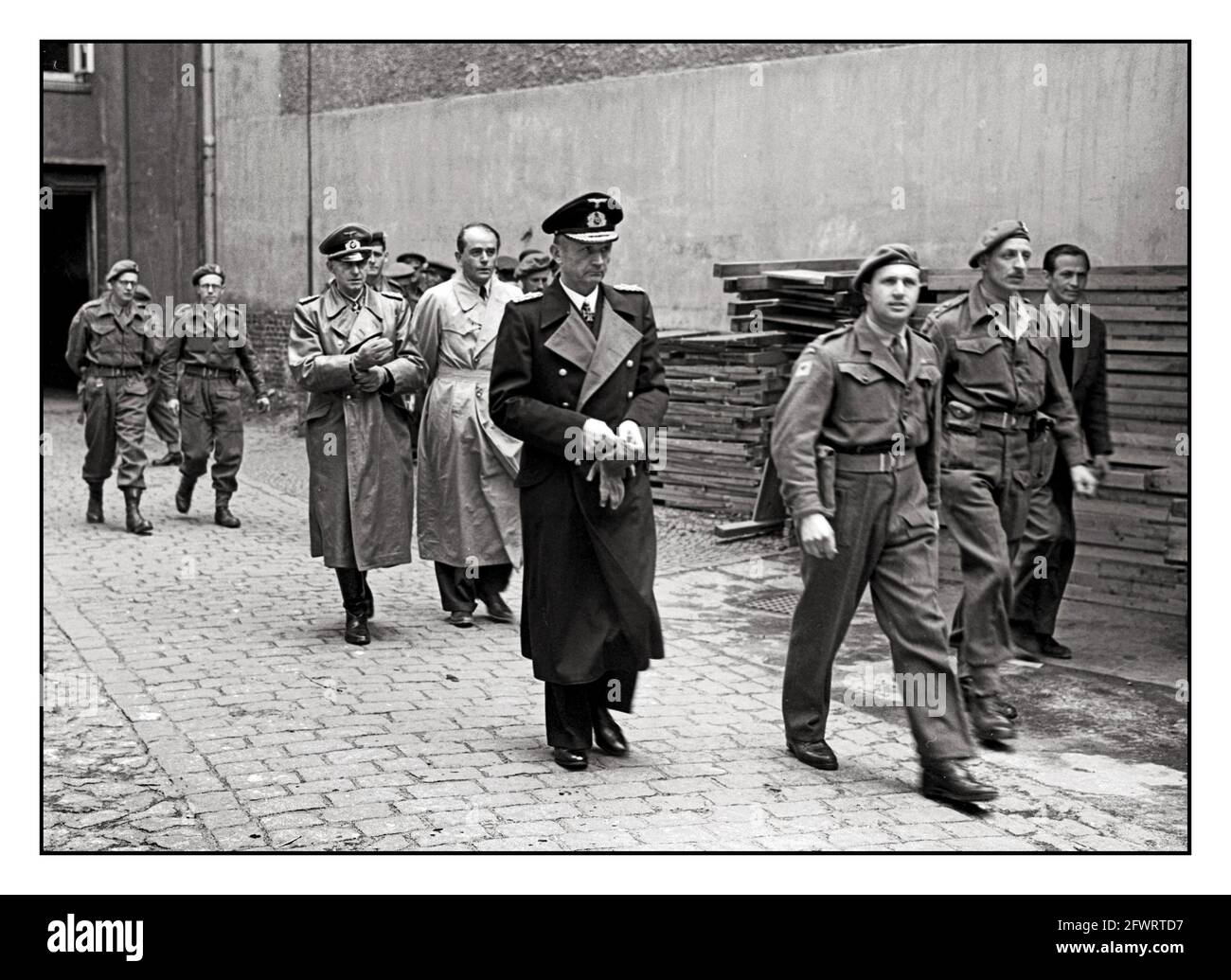 1945 WW2 le Grand amiral Karl Doenitz capitule et en cusody avec Albert Speer le 1945 mai, la capitulation inconditionnelle de l'Allemagne aux alliés. En tant que commandant suprême de la Marine à partir de 1943, le nazi Karl Doenitz a joué un rôle majeur dans l'histoire navale de la Seconde Guerre mondiale Il fut brièvement le dernier Fuhrer du troisième Reich, emprisonné pendant 10 ans aux procès de Nuremberg et libéré en 1956 Banque D'Images