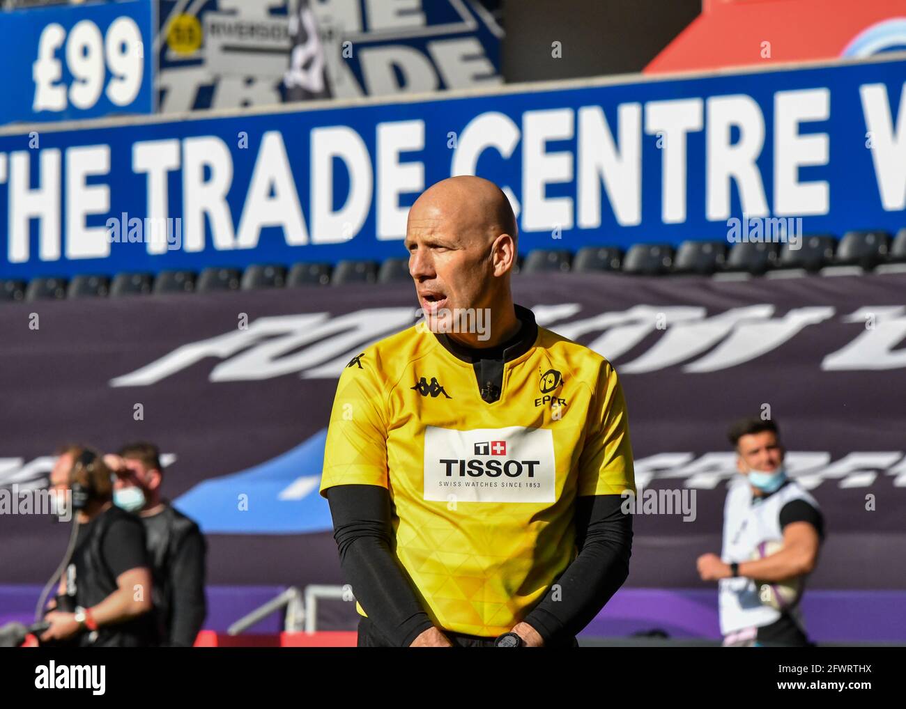 Swansea, pays de Galles. 3 avril 2021. Adjointe Referee Gwyn Morris lors du match de la coupe du défi de rugby européen de 16 entre Ospreys et Newcastle Falcons au Liberty Stadium de Swansea, pays de Galles, Royaume-Uni, le 3 avril 2021. Les stades sportifs du Royaume-Uni restent soumis à des restrictions strictes en raison de la pandémie du coronavirus, car les lois de distanciation sociale du gouvernement interdisent aux fans à l'intérieur des lieux, ce qui entraîne des matchs à huis clos. Crédit : Duncan Thomas/Majestic Media. Banque D'Images