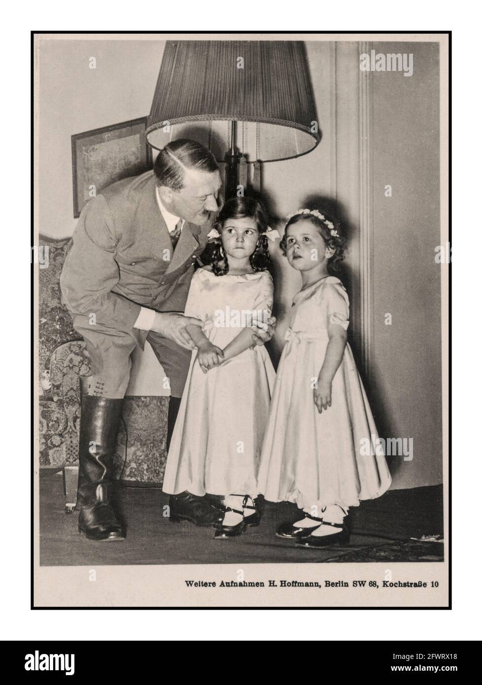 Années 1930/1940 Adolf Hitler avec des enfants, Dr Joseph Goebbels filles, un nommé Helga Goebbels, un enfant favori d'Adolf Hitler. Les filles sont vêtues pour un événement spécial Banque D'Images