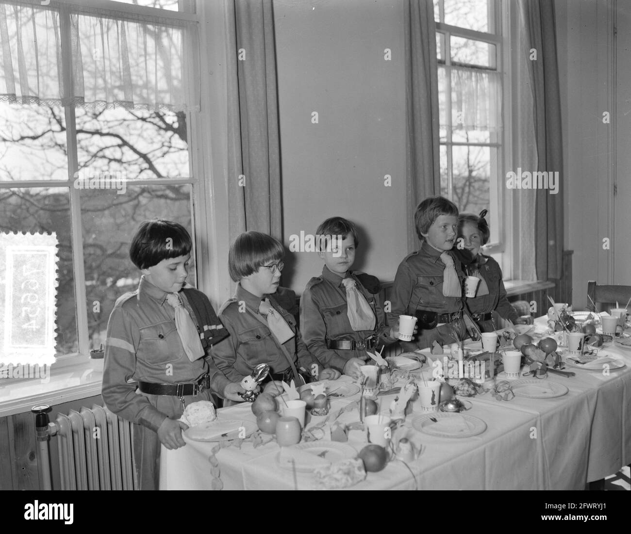 Princesse Marijke gnome au département de NPG Soest, 28 mars 1956, famille royale, scouting, Princesses, scouting, pays-Bas, agence de presse du XXe siècle photo, news to remember, documentaire, photographie historique 1945-1990, histoires visuelles, L'histoire humaine du XXe siècle, immortaliser des moments dans le temps Banque D'Images