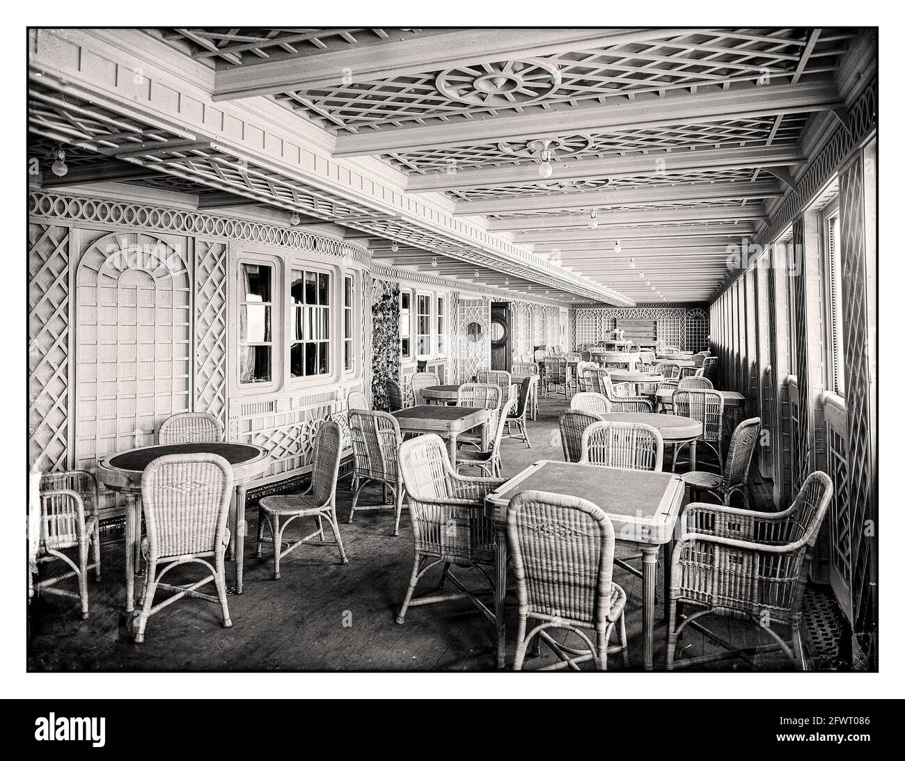 TITANIC 1900 RMS Titanic vue intérieure du café parisien avec tables et chaises en osier, photographies promotionnelles pour brochure et l'utilisation de magazines Banque D'Images