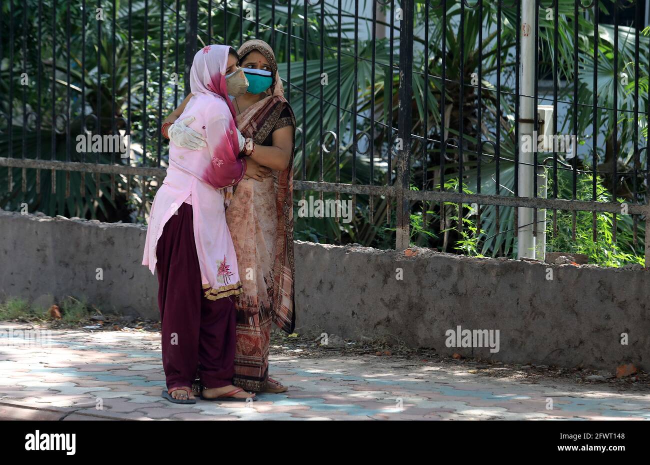 New Delhi, Inde. 24 mai 2021. Les femmes pleurent la mort d'un membre de la famille en raison de Covid-19 en dehors de la morgue de l'hôpital LNJP (Lok Nayak Jai Prakash Narayan).l'Inde a enregistré 222,315 nouveaux cas de Covid-19, ce qui ajoute le nombre de décès dans le pays à 26,751,447 et 4,454 au cours des dernières 24 heures. Le nombre de morts en Inde est maintenant de 303,720. (Photo par Naveen Sharma/SOPA Images/Sipa USA) crédit: SIPA USA/Alay Live News Banque D'Images