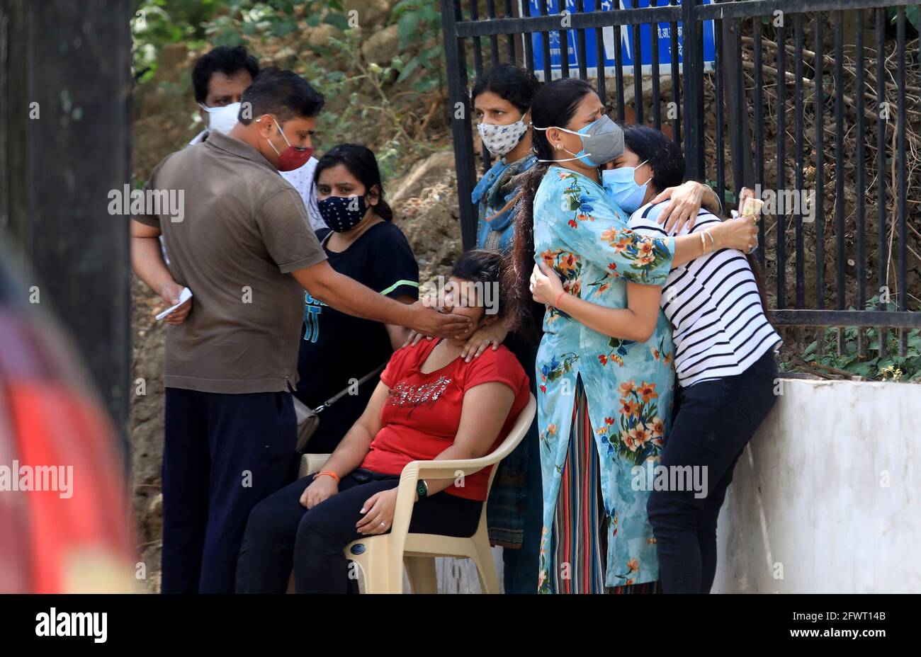 New Delhi, Inde. 24 mai 2021. Les femmes pleurent la mort d'un membre de la famille en raison de Covid-19 en dehors de la morgue de l'hôpital LNJP (Lok Nayak Jai Prakash Narayan).l'Inde a enregistré 222,315 nouveaux cas de Covid-19, ce qui ajoute le nombre de décès dans le pays à 26,751,447 et 4,454 au cours des dernières 24 heures. Le nombre de morts en Inde est maintenant de 303,720. (Photo par Naveen Sharma/SOPA Images/Sipa USA) crédit: SIPA USA/Alay Live News Banque D'Images
