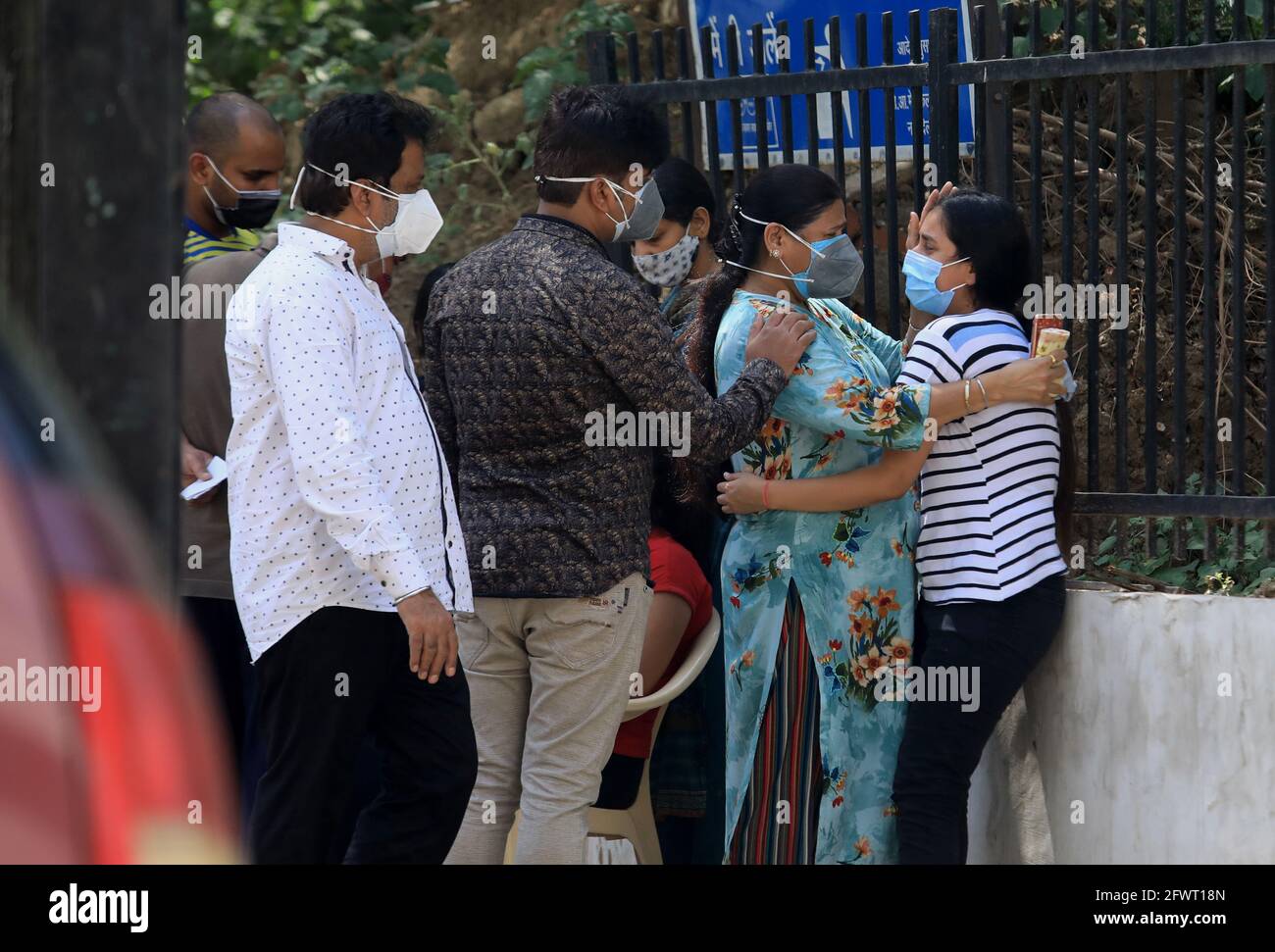 New Delhi, Inde. 24 mai 2021. Des gens pleurent la mort d'un membre de la famille en raison de Covid-19 en dehors de la morgue de l'hôpital LNJP (Lok Nayak Jai Prakash Narayan).l'Inde a enregistré 222,315 nouveaux cas de Covid-19, ce qui ajoute le nombre de décès dans le pays à 26,751,447 et 4,454 au cours des dernières 24 heures. Le nombre de morts en Inde est maintenant de 303,720. (Photo par Naveen Sharma/SOPA Images/Sipa USA) crédit: SIPA USA/Alay Live News Banque D'Images