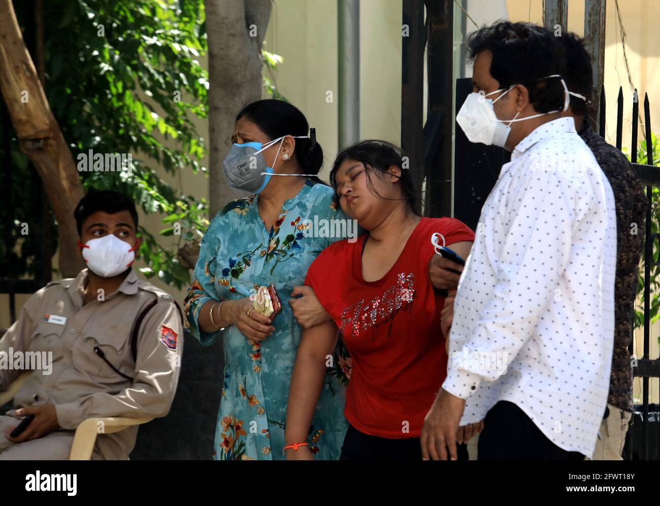 New Delhi, Inde. 24 mai 2021. Les femmes pleurent la mort d'un membre de la famille en raison de Covid-19 en dehors de la morgue de l'hôpital LNJP (Lok Nayak Jai Prakash Narayan).l'Inde a enregistré 222,315 nouveaux cas de Covid-19, ce qui ajoute le nombre de décès dans le pays à 26,751,447 et 4,454 au cours des dernières 24 heures. Le nombre de morts en Inde est maintenant de 303,720. (Photo par Naveen Sharma/SOPA Images/Sipa USA) crédit: SIPA USA/Alay Live News Banque D'Images