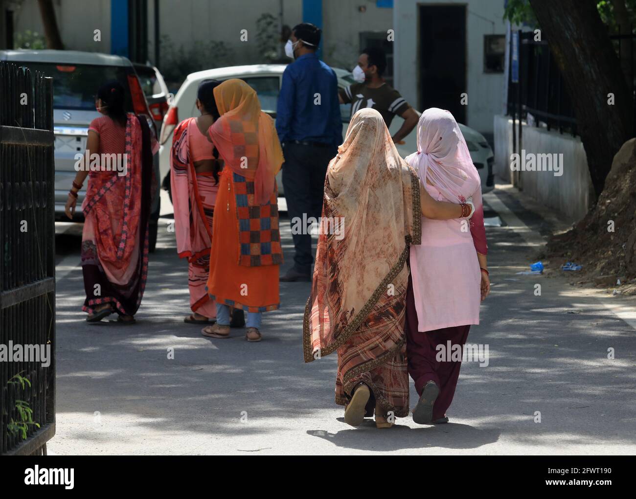 New Delhi, Inde. 24 mai 2021. Les femmes pleurent la mort d'un membre de la famille en raison de Covid-19 en dehors de la morgue de l'hôpital LNJP (Lok Nayak Jai Prakash Narayan).l'Inde a enregistré 222,315 nouveaux cas de Covid-19, ce qui ajoute le nombre de décès dans le pays à 26,751,447 et 4,454 au cours des dernières 24 heures. Le nombre de morts en Inde est maintenant de 303,720. (Photo par Naveen Sharma/SOPA Images/Sipa USA) crédit: SIPA USA/Alay Live News Banque D'Images