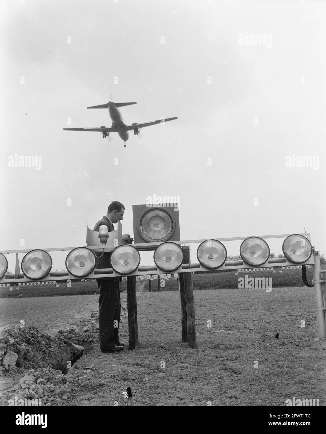 New (trial) U.S. Light Landing system Schiphol, 15 mai 1957, pays-Bas, agence de presse du XXe siècle photo, news to remember, documentaire, photographie historique 1945-1990, histoires visuelles, L'histoire humaine du XXe siècle, immortaliser des moments dans le temps Banque D'Images