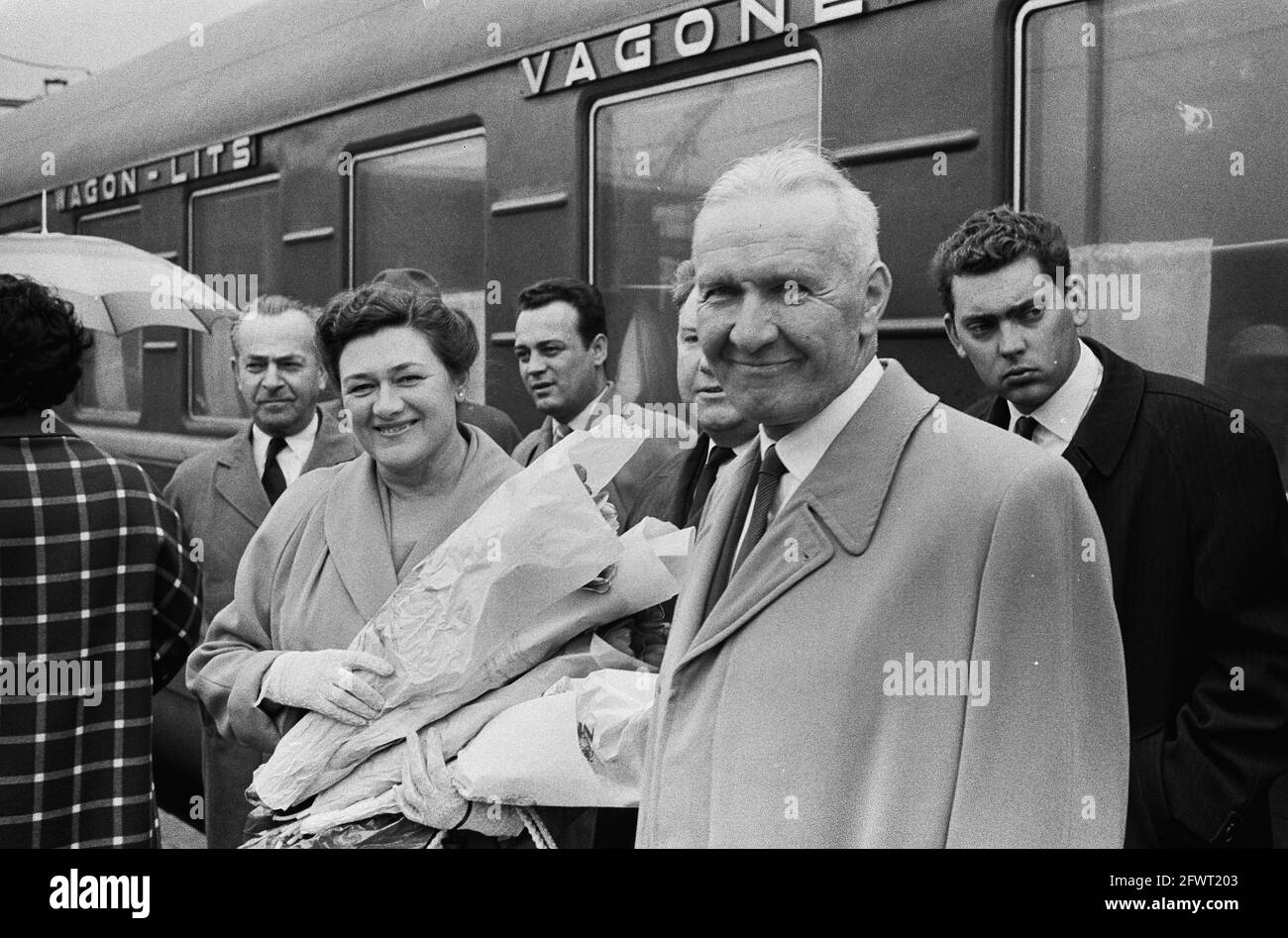 Nouvel ambassadeur de l'Union soviétique M. J. J. Toegarinow avec sa femme au Hook of Holland, 21 mai 1963, AMBASSADEURS, Pays-Bas, Agence de presse du XXe siècle photo, nouvelles à retenir, documentaire, photographie historique 1945-1990, histoires visuelles, L'histoire humaine du XXe siècle, immortaliser des moments dans le temps Banque D'Images