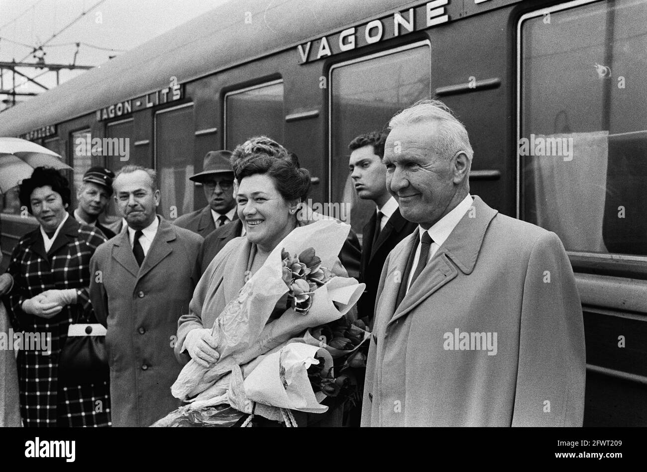 Nouvel ambassadeur de l'Union soviétique M. J. J. Toegarinow avec sa femme à Hook of Holland, 21 mai 1963, REPRÉSENTANTS, ambassadeurs, Pays-Bas, Agence de presse du XXe siècle photo, nouvelles à retenir, documentaire, photographie historique 1945-1990, histoires visuelles, L'histoire humaine du XXe siècle, immortaliser des moments dans le temps Banque D'Images