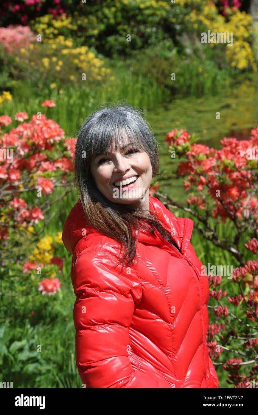 Bargany Gardens, Ayrshire, Écosse UK White caucasien femme en puffa rouge  brillant veste manteau, les chaussures rouges apprécie la vue Photo Stock -  Alamy