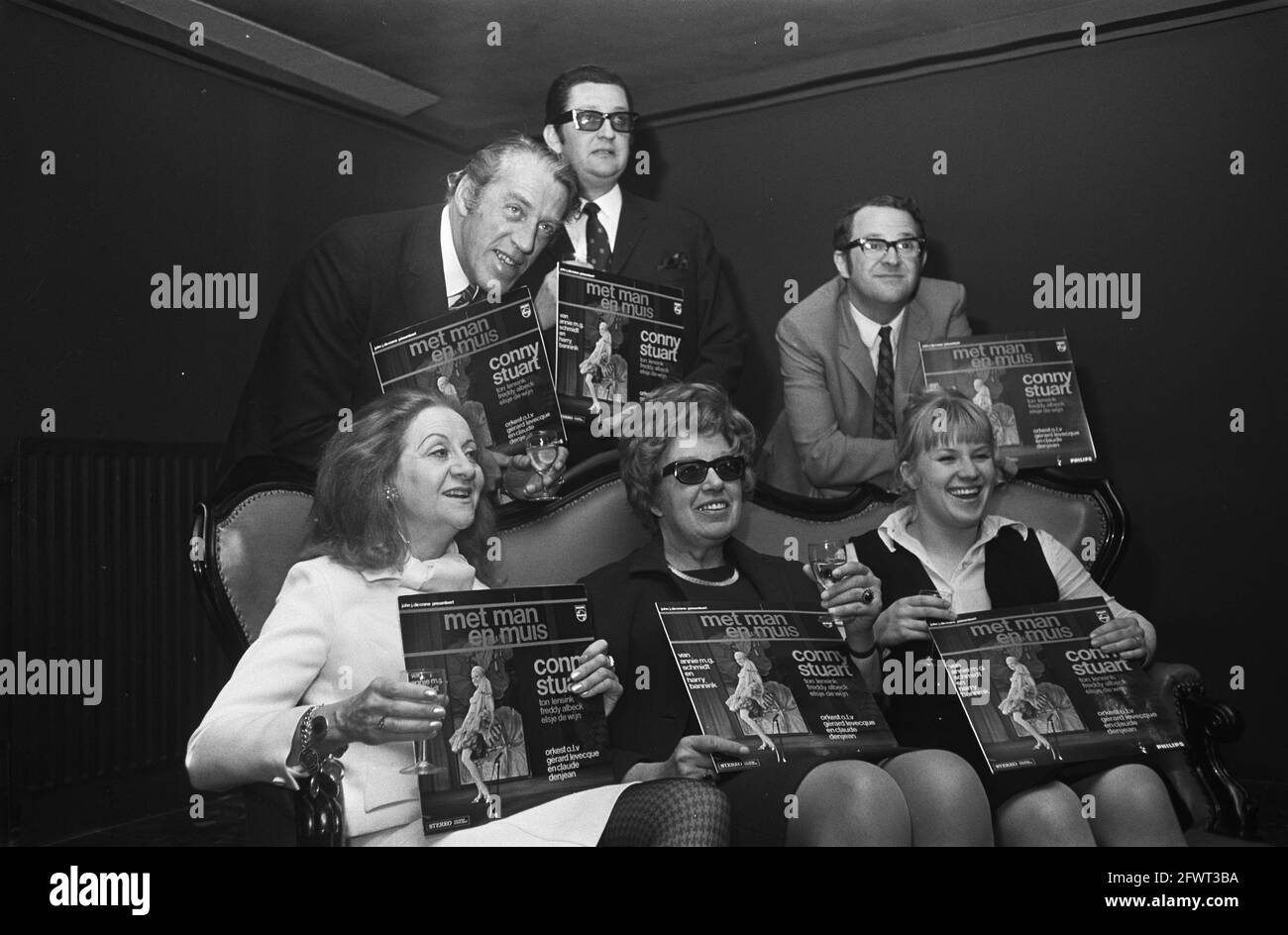 Nouveau disque de longue durée présenté de la comédie musicale Man and Mouse lors d'une conférence de presse à Amsterdam avec plate vlnr (z) Conny Stuart, Annie M.G. Schmidt, Elsje de Wijn, (St) Albeck, 13 avril 1969, Records à long terme, conférences de presse, pays-Bas, photo de l'agence de presse du XXe siècle, news to remember, documentaire, photographie historique 1945-1990, histoires visuelles, L'histoire humaine du XXe siècle, immortaliser des moments dans le temps Banque D'Images