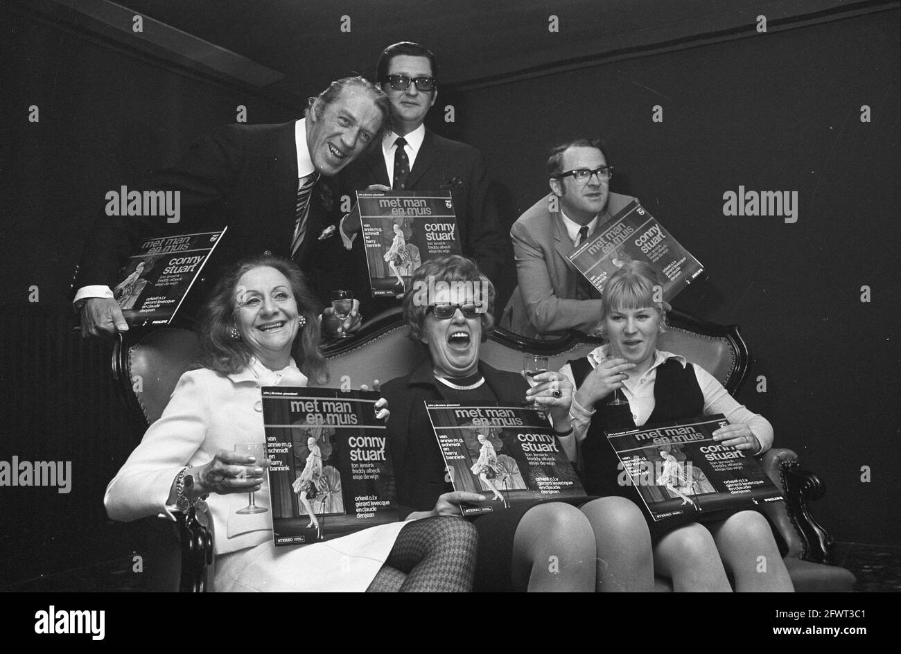 Nouveau disque de longue durée présenté de la comédie musicale Man and Mouse lors d'une conférence de presse à Amsterdam avec plate m/f Conny Stuart, Annie M.G. Schmidt, Elsje de Wijn, (St) Albeck, 13 avril 1969, Records à long terme, conférences de presse, pays-Bas, photo de l'agence de presse du XXe siècle, news to remember, documentaire, photographie historique 1945-1990, histoires visuelles, L'histoire humaine du XXe siècle, immortaliser des moments dans le temps Banque D'Images
