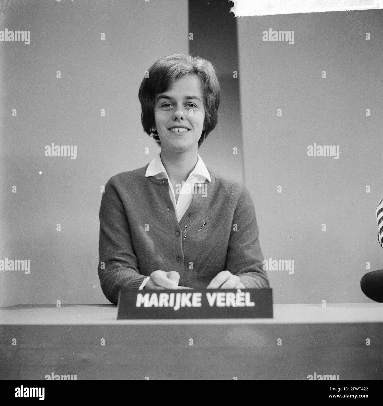 Nouveaux présentateurs de l'émission télévisée Rooster présenté aux téléspectateurs, Marijke Verèl, 2 octobre 1964, portraits, Responsables de programmes, programmes de télévision, pays-Bas, agence de presse du XXe siècle photo, news to remember, documentaire, photographie historique 1945-1990, histoires visuelles, L'histoire humaine du XXe siècle, immortaliser des moments dans le temps Banque D'Images