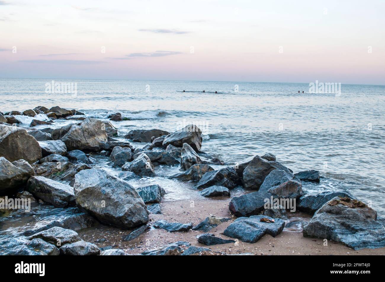 Pierres de mer rochers sable rivage. Photo de paysage naturel. Banque D'Images