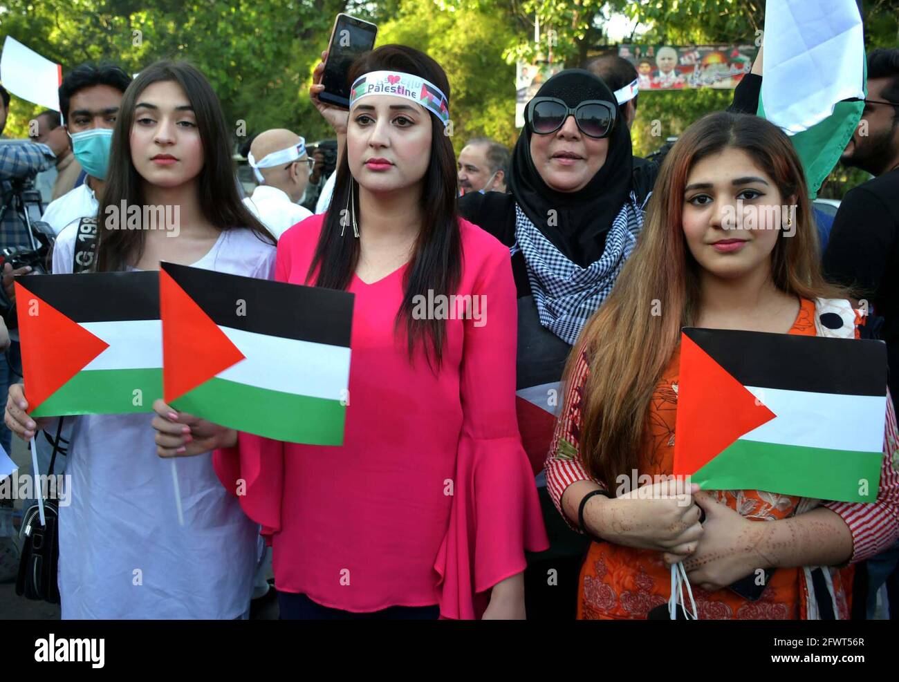 Des membres de Pakistan Artists Unity ont organisé une manifestation de protestation contre les attaques israéliennes dans la bande de Gaza et à Jérusalem-est et contre le soutien des Palestiniens, au club de presse de Lahore, le lundi 24 mai 2021. Banque D'Images