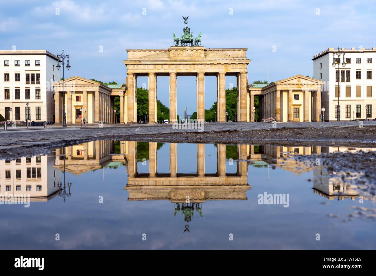 La célèbre Brandenburger Tor de Berlin se reflète dans une flaque Banque D'Images