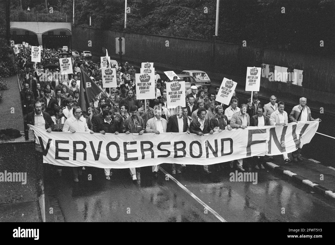 Grève de 24 heures des dockers des compagnies de fret général à Rotterdam; en procession démonstrative, le 5 septembre 1984, grèves, Pays-Bas, Agence de presse du XXe siècle photo, nouvelles à retenir, documentaire, photographie historique 1945-1990, histoires visuelles, L'histoire humaine du XXe siècle, immortaliser des moments dans le temps Banque D'Images