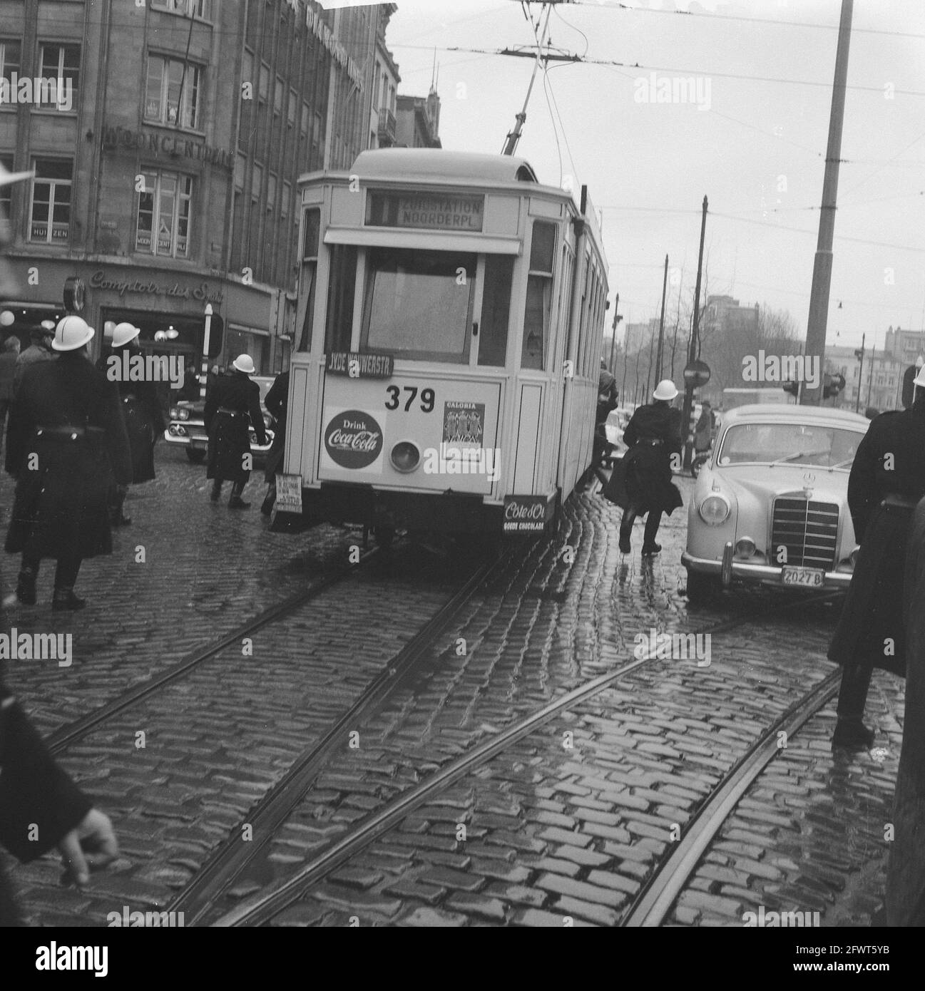 Grève de 24 heures en Belgique (Anvers) voiture renvertée, 29 janvier 1960, Autos, grèves, Pays-Bas, Agence de presse du XXe siècle photo, nouvelles à retenir, documentaire, photographie historique 1945-1990, histoires visuelles, L'histoire humaine du XXe siècle, immortaliser des moments dans le temps Banque D'Images