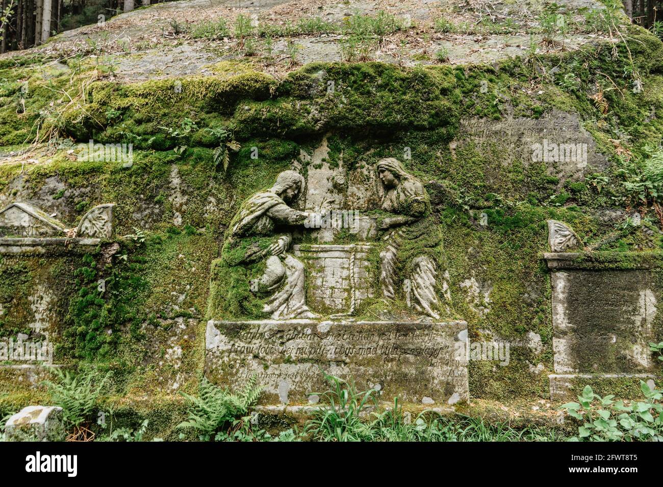 Ostas, République tchèque - mai 21,2021. Sculptures appelées Samaritain sculptées dans la roche de grès à proximité de la guérison Spring.Cliff sculptures Banque D'Images