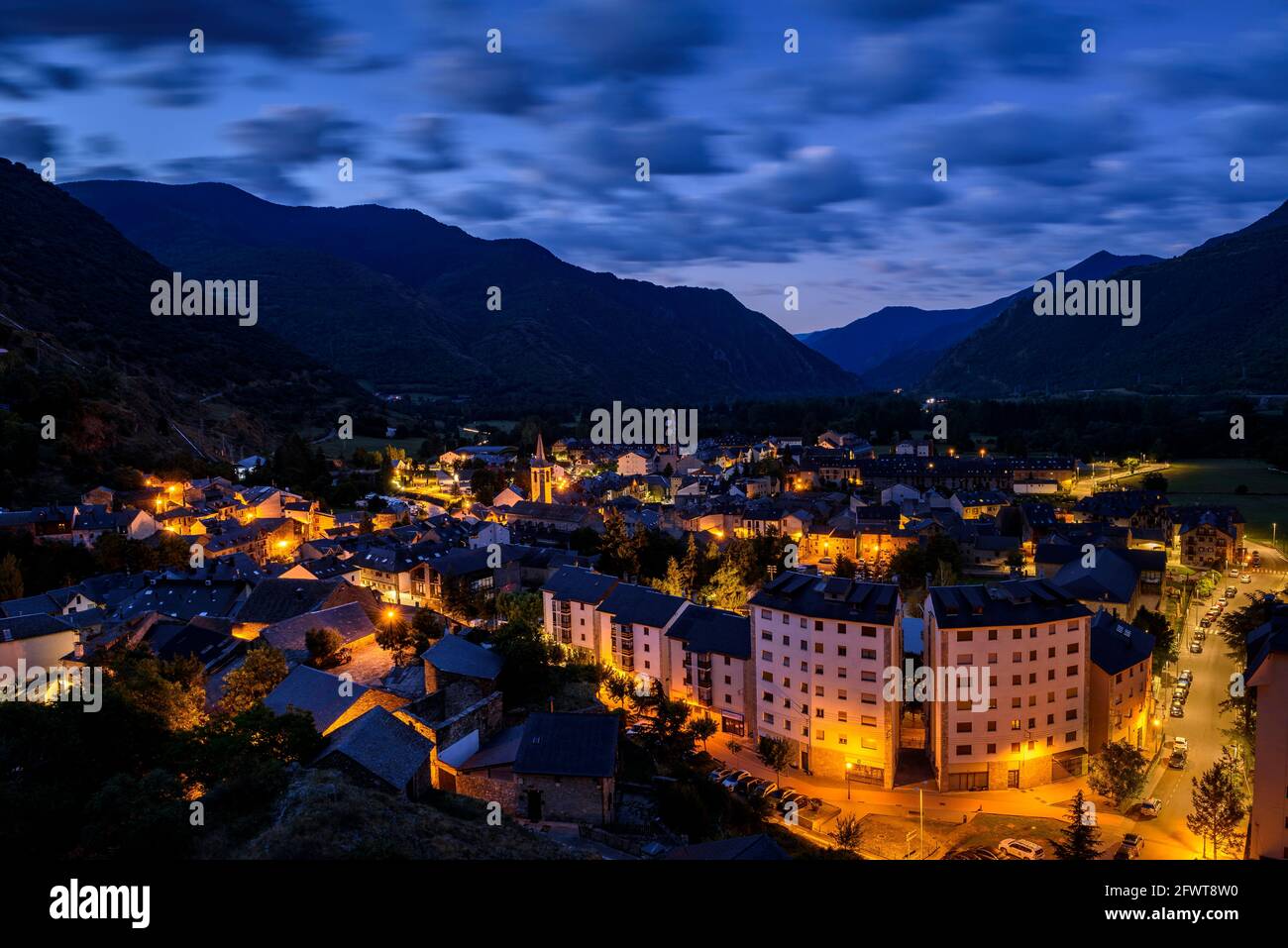 Début de matinée heure bleue dans le village d'Esterri d'Àneu (Pallars Sobirà, Catalogne, Espagne, Pyrénées) ESP: Hora azul de la madrugada en Esterri d'Àneu Banque D'Images