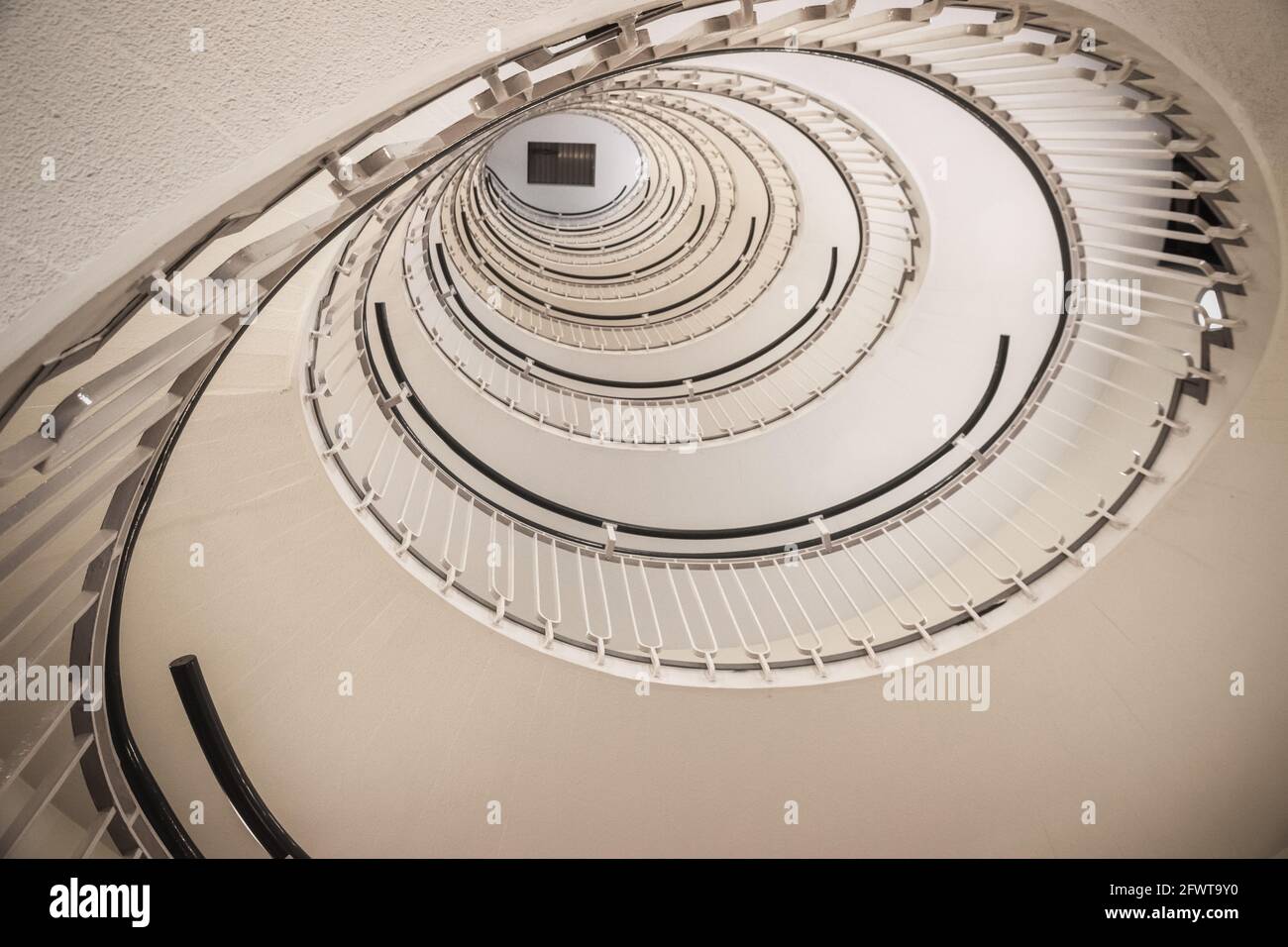 Résumé architectural, vue à l'envers d'un escalier en colimaçon dans le Premier Inn London Blackfriars Banque D'Images