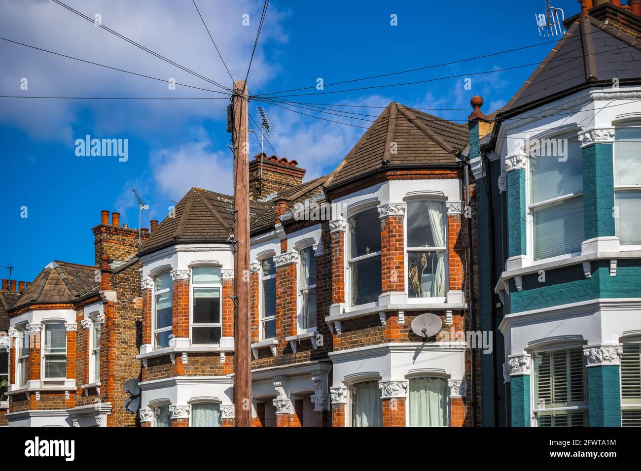 Une rangée de maisons en terrasse typiquement britanniques autour de Kensal Rise À Londres avec un poteau téléphonique Banque D'Images