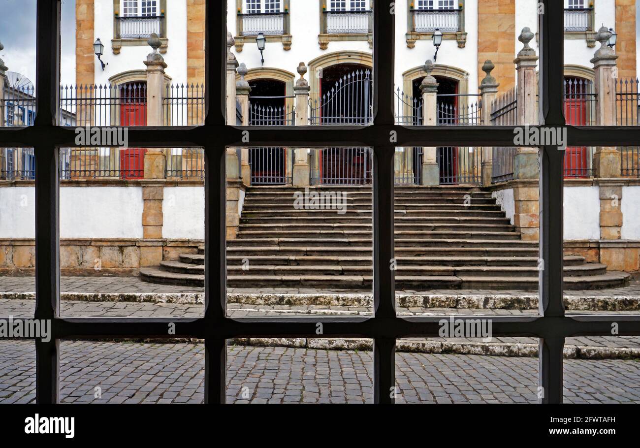 Vue partielle de l'église baroque à travers la fenêtre coloniale, Sao Joao del Rei, Minas Gerais, Brésil Banque D'Images