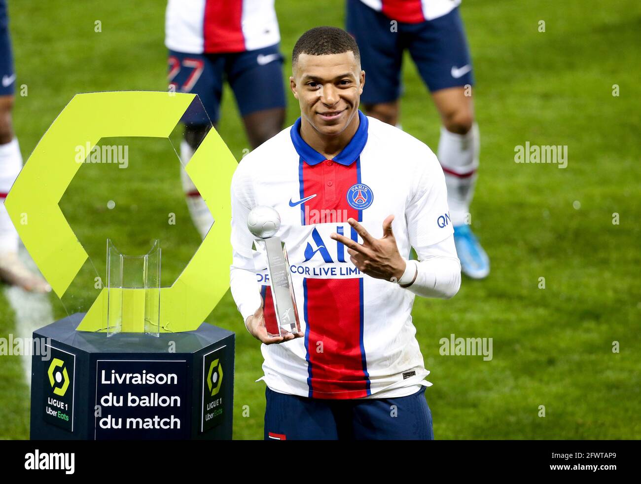 Kylian Mbappe de PSG reçoit le trophée du meilleur buteur de la saison  suivant le championnat de France Ligue 1 match de football entre Stade  Brestois 29 et Paris Saint-Germain (PSG) le