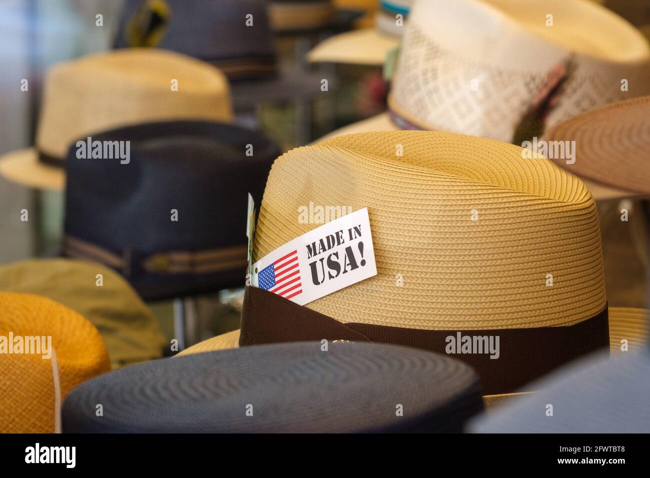 Chapeaux dans la fenêtre du magasin avec étiquette Made in USA Banque D'Images