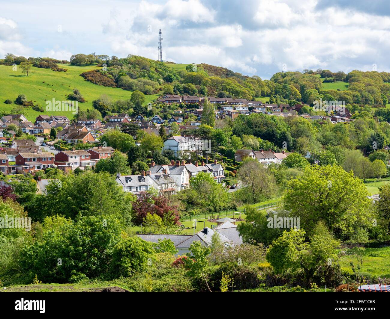 Vue sur les maisons du village dans le pays du Royaume-Uni un jour d'été ensoleillé Banque D'Images