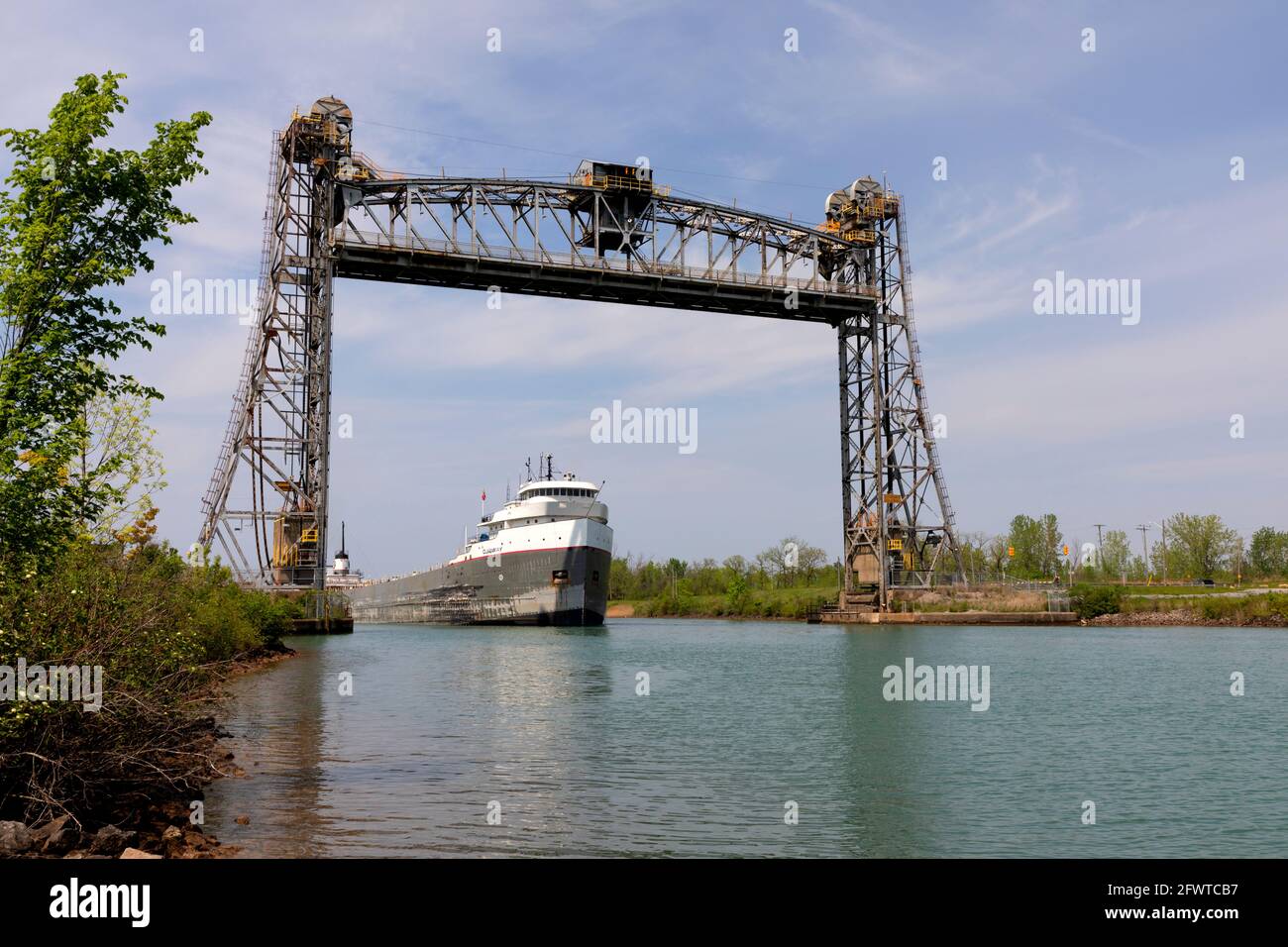 Le navire de transport Ojibway passant sous le pont 5, également connu sous le nom de pont Glendale, un pont élévateur vertical le canal Welland à St. Catharines, à Ontari Banque D'Images