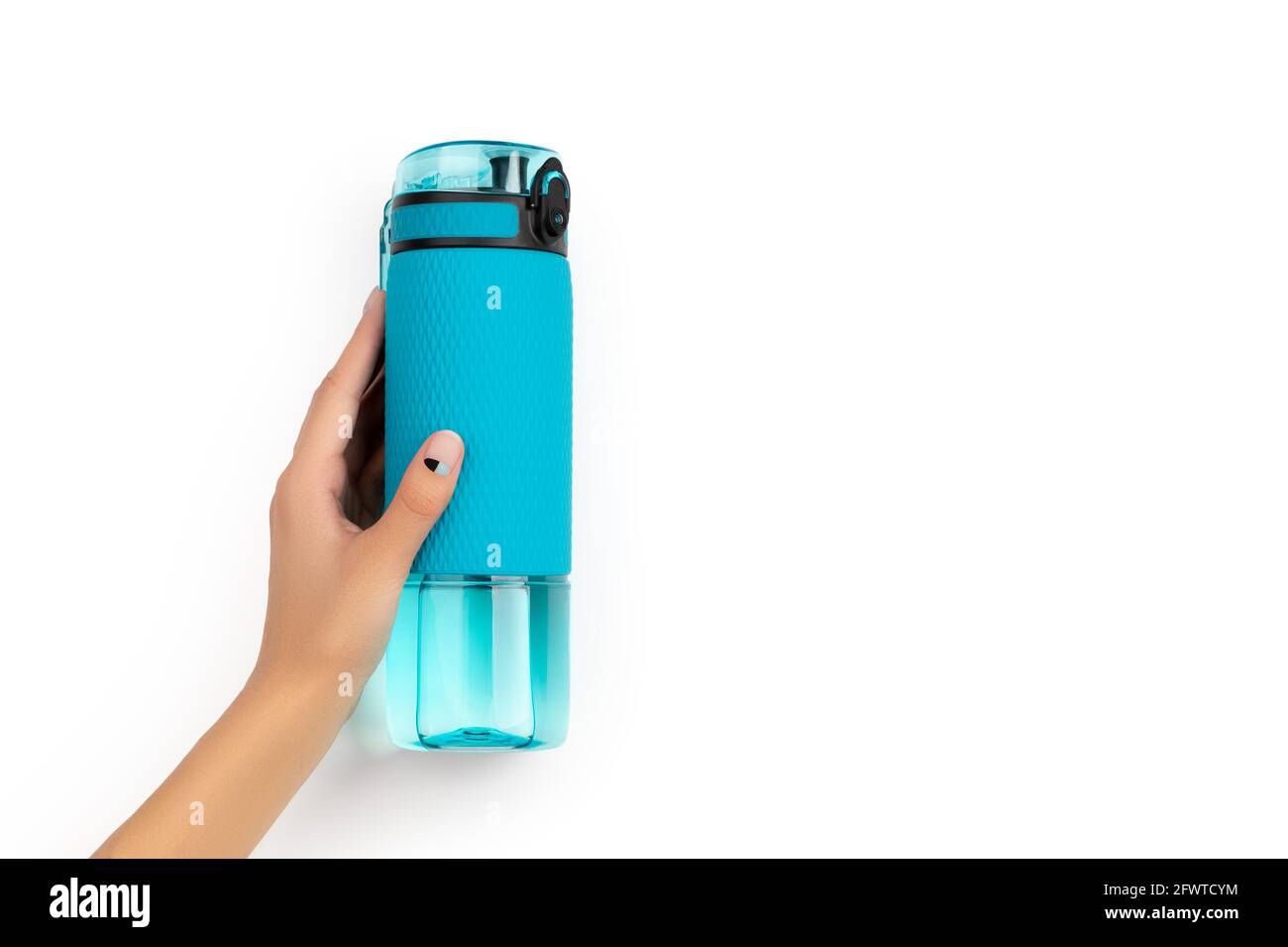 Main de womans tenant une bouteille d'eau bleue isolée sur blanc arrière-plan Banque D'Images