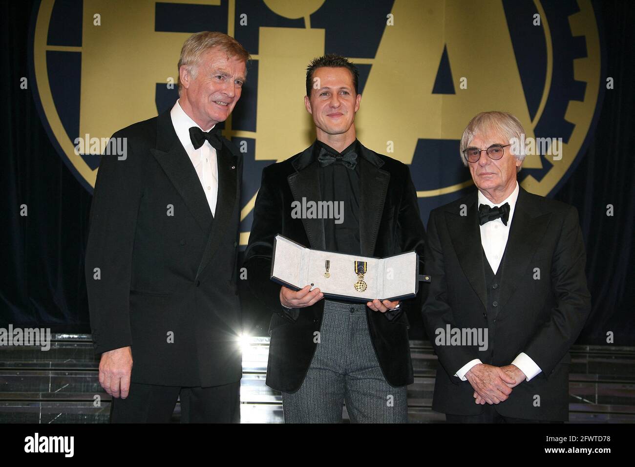 Photo du dossier en date du 8 décembre 2006 du président de la FIA Max Mosley, à gauche, et du président de la FOM (gestion de Formule 1) Bernie Ecclestone, à droite, entourent le pilote de Formule 1 allemand Michael Schumacher, qui détient la Médaille d'or de l'Académie FIA, lors de la cérémonie des Prix FIA 2006 à Monaco. - Max Mosley, l'ancien président de la FIA, l'organe directeur mondial des sports motorisés, est décédé à l'âge de 81 ans. Mosley est devenu président de la FIA en 1993 après avoir occupé des postes administratifs dans le sport automobile, y compris au sein de la Formule 1. Il a occupé trois postes de président avant de se présenter en 2009. Photo de Frederic Nebinger/C. Banque D'Images