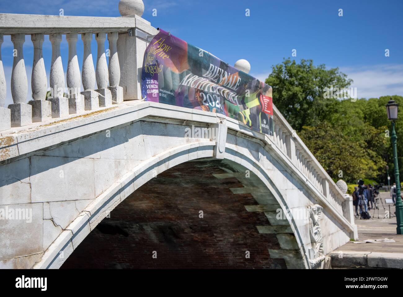 Pont avec panneau d'affichage de la biennale d'architecture de Venise. Post Covid ville d'Italie pendant la quarantaine de la défacilité du coronavirus. Venecia Italia Banque D'Images