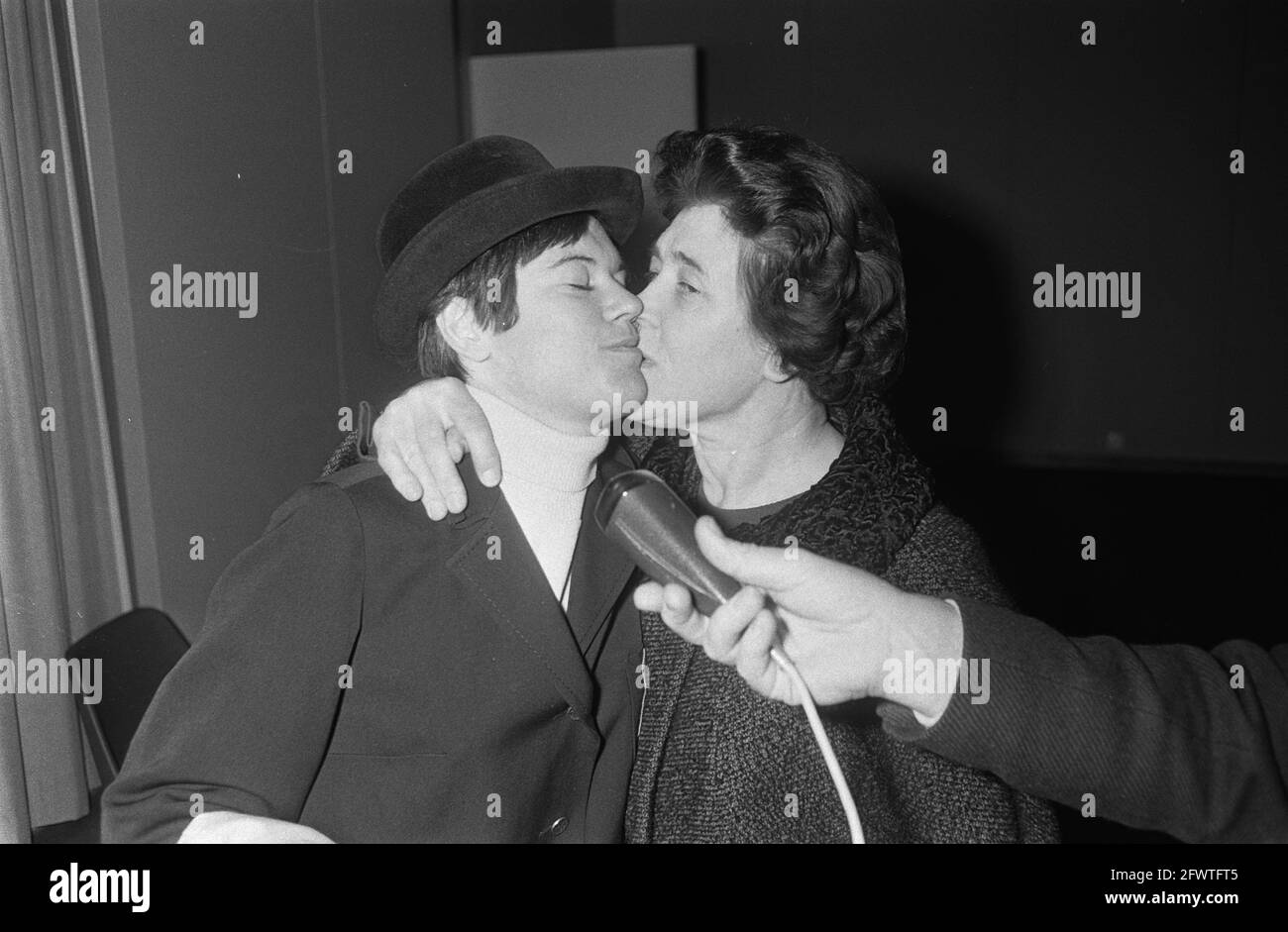 Équipe féminine de patinage de vitesse à Davos, Stien Kaiser avec sa mère, 29 janvier 1968, Mesdames, équipes de patinage de vitesse, Pays-Bas, Agence de presse du XXe siècle photo, nouvelles à retenir, documentaire, photographie historique 1945-1990, histoires visuelles, L'histoire humaine du XXe siècle, immortaliser des moments dans le temps Banque D'Images