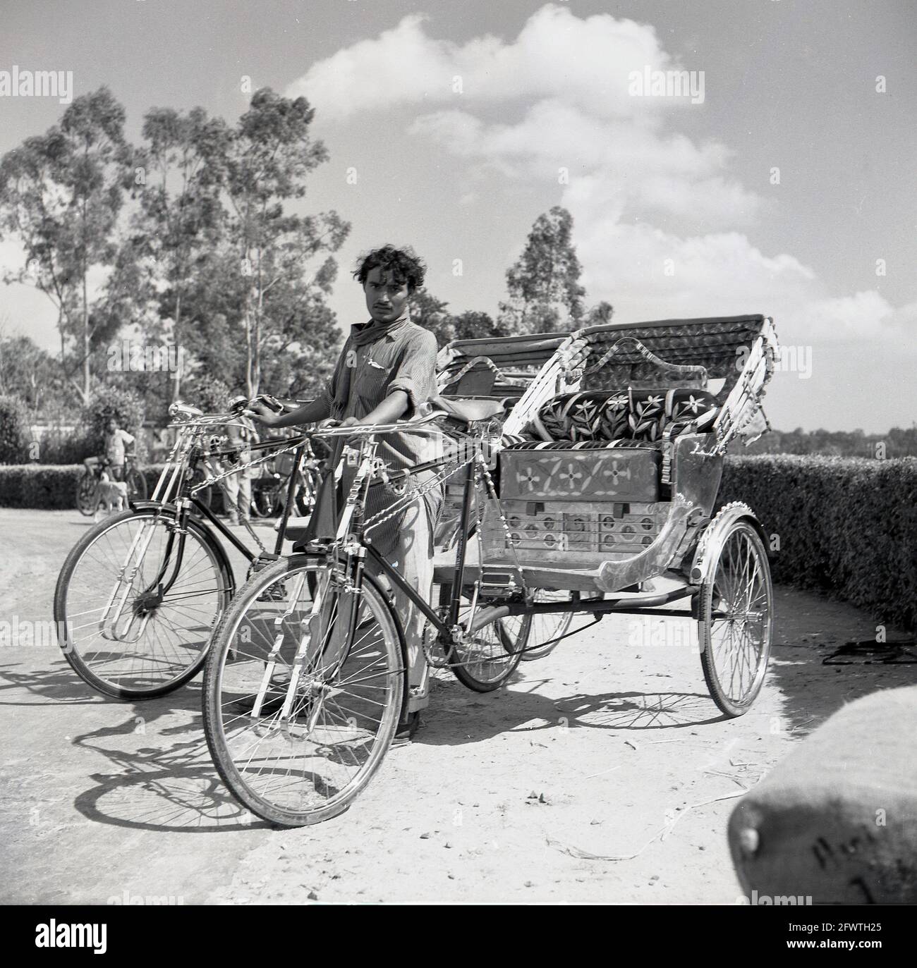 Dans les années 1950, le taxi indien à vélo, avec des chauffeurs en attente pour les clients, l'Inde, ces cickspaille à vélo étaient des transports locaux à petite échelle, une sorte de tricycle à hayon, et transportaient des passagers sur une base de location et connus par plusieurs noms : taxi à vélo, taxi à velo, trishaw ou à vélo à hayon. Les rickshaws à cycle sont originaires d'Asie dans les années 1880. À la fin des années 1920, ils étaient largement utilisés à Singapour et, en 1950, partout dans le sud et l'est de l'Inde. Il y a plusieurs modèles différents, en Inde, les passagers sont assis derrière le conducteur. Banque D'Images