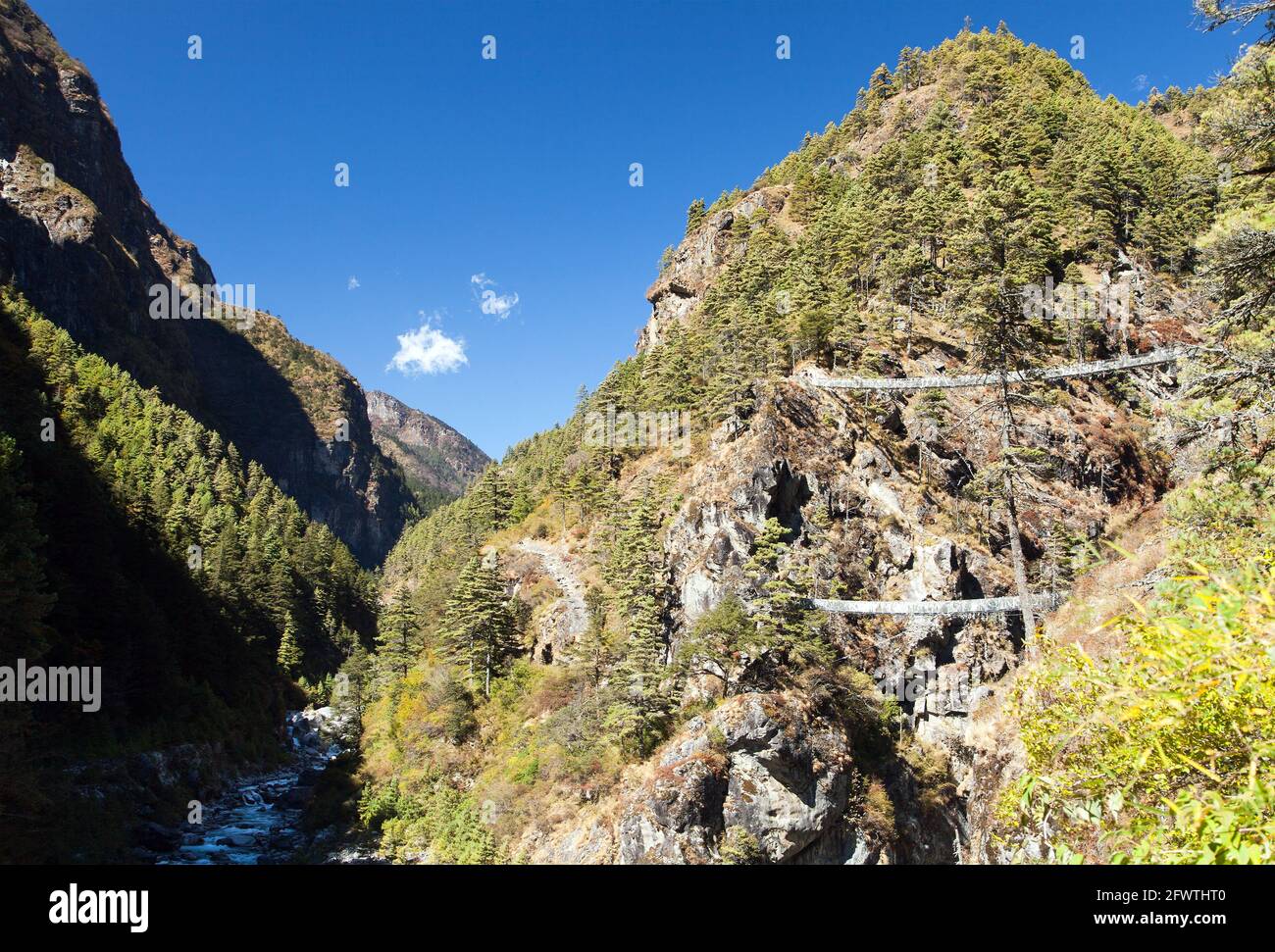 Deux ponts suspendus à corde au Népal Himalaya sous Namche Bazar au-dessus de la rivière Dudh Koshi Nadi, randonnée du camp de base du mont Everest Banque D'Images