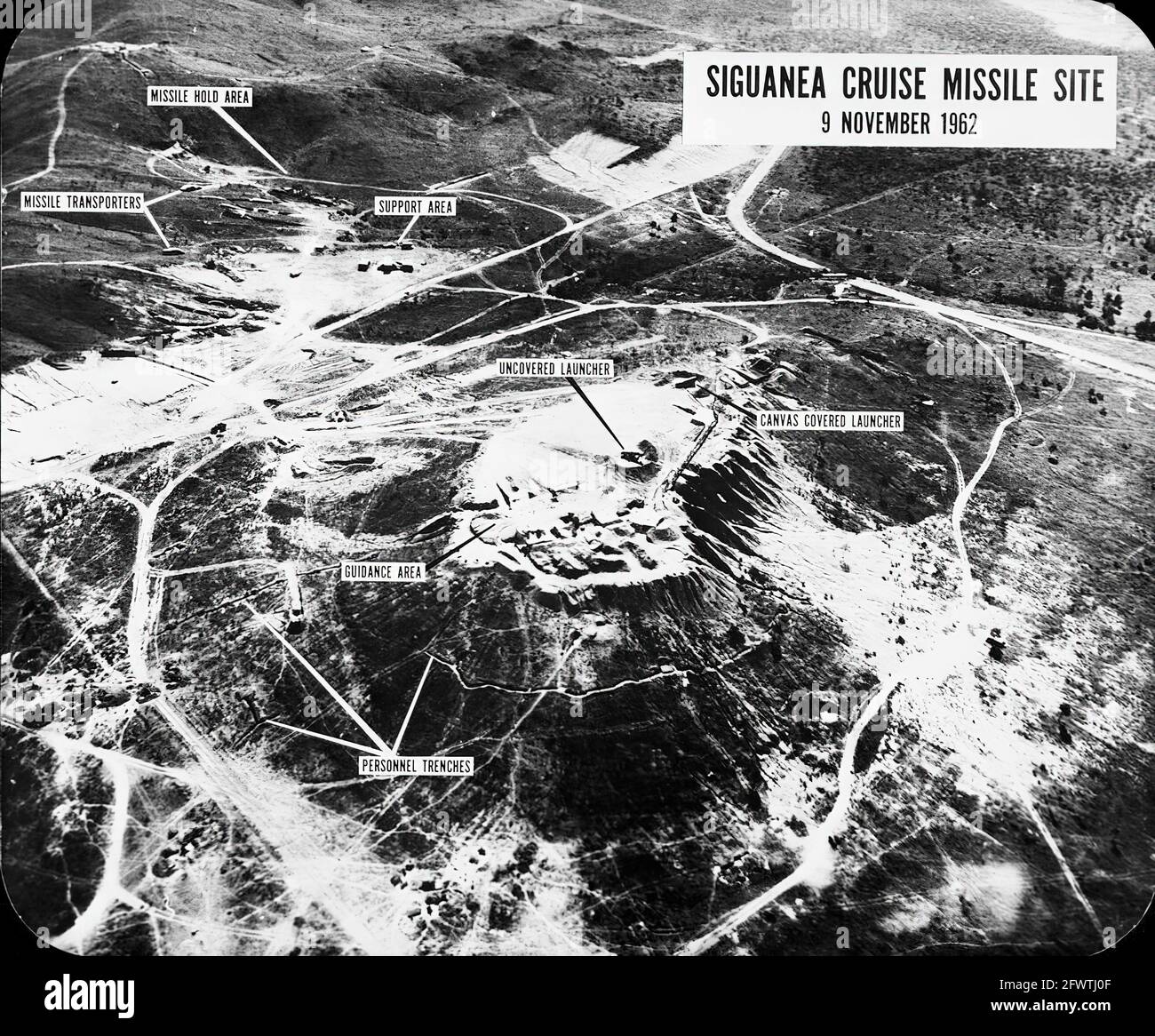 9 novembre 1962 Briefing Board of Aerial shot of Siguanea Cruise missile site. Cuba. Photographie de reconnaissance aérienne montrant un site opérationnel de missiles de croisière à Siguanea, île des pins, Cuba, le 09 novembre 1962. Banque D'Images